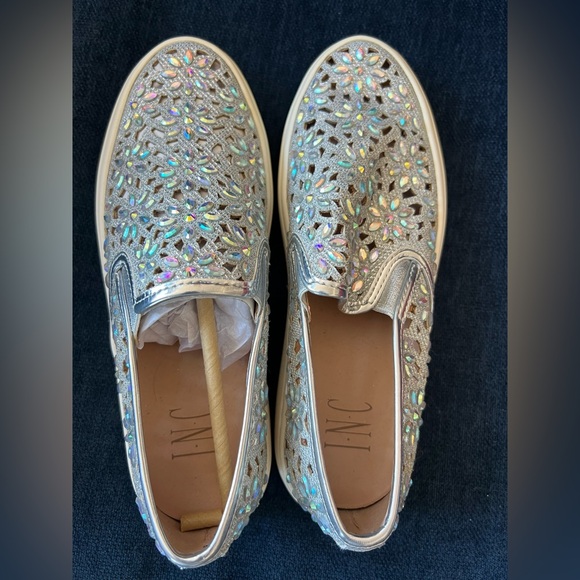 NEW Beautiful Sparkly Iridescent Silver Slip-On Sneakers - Picture 1 of 4